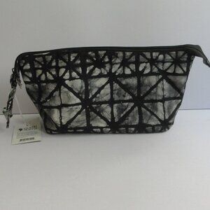 NWT Queen Alaffia Whole Foods- Black & White Batik Printed Zippered Makeup Bag